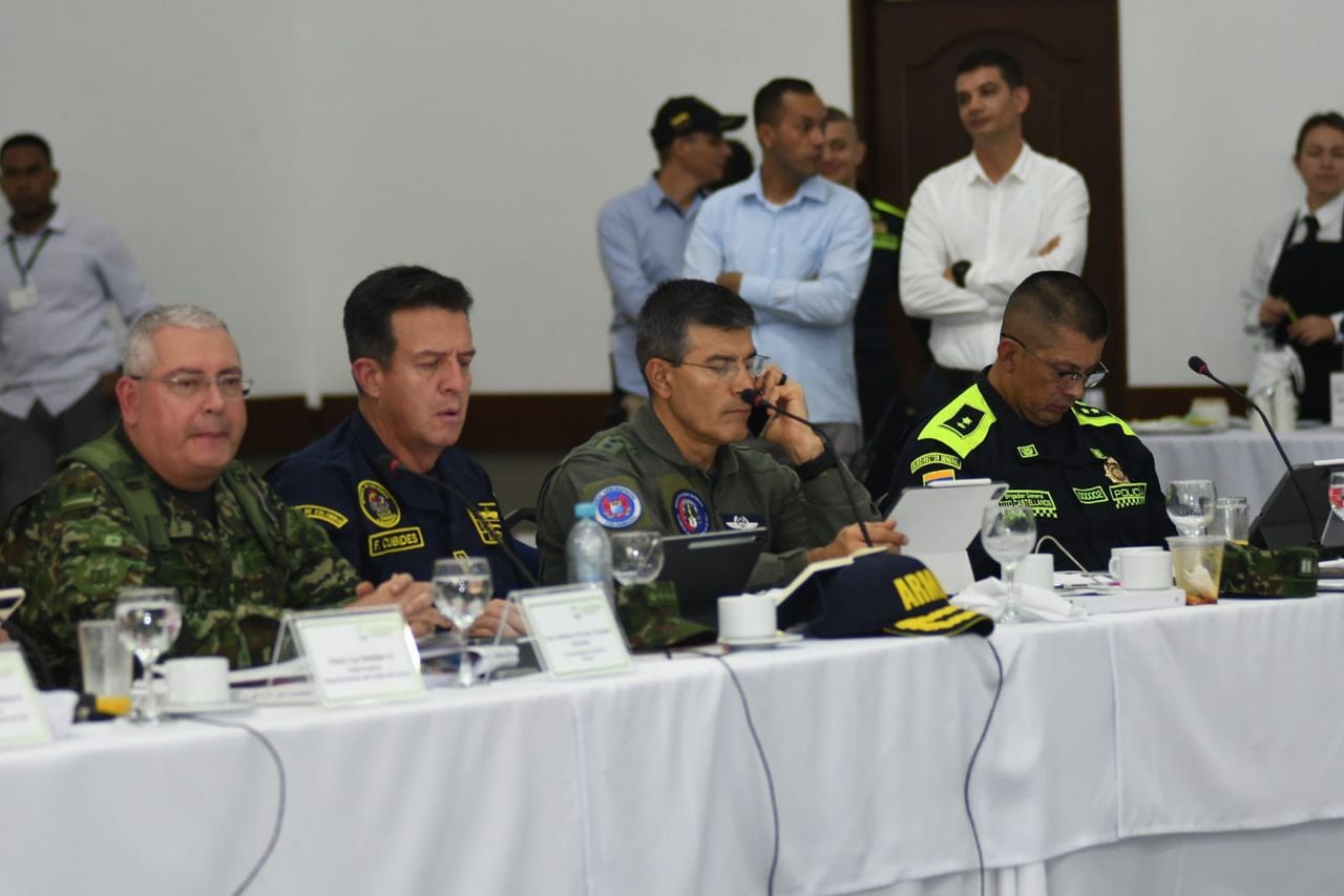 Consejo de seguridad en Cali con altos mandos y la gobernadora Clara Luz Roldán