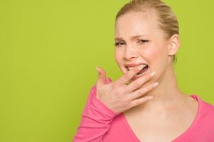 La sensibilidad en los dientes se presenta por el desgaste del esmalte en los mismos o por la exposición de sus raíces.