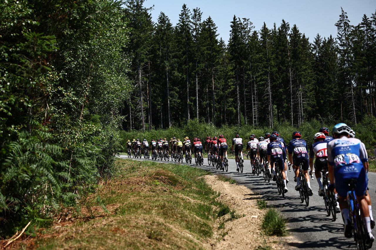 El grupo de ciclistas pedalea durante la 9ª etapa de la 110ª edición de la carrera ciclista del Tour de Francia, 182,5 km entre Saint-Leonard-de-Noblat y Puy de Dome, en el centro de Francia, el 9 de julio de 2023. (Foto por Anne-Christine POUJOULAT / AFP)