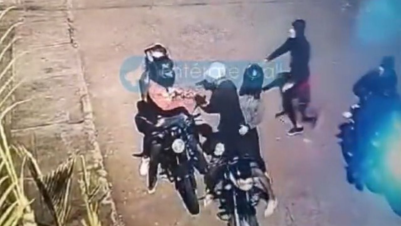 Inicialmente, cuatro asaltantes se abalanzaron contra el hombre de la moto que fue hurtada.