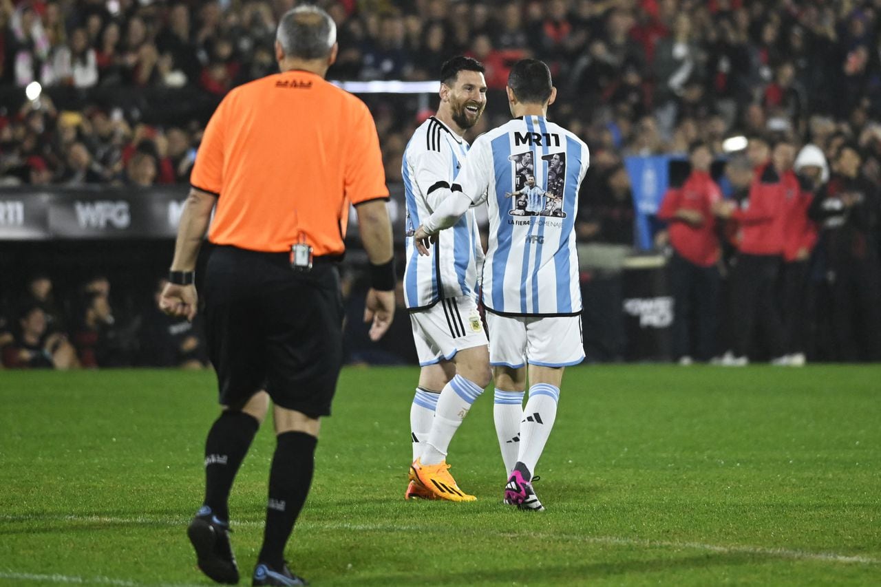 Lionel Messi en la despedida de Maxi Rodríguez como jugador profesional.