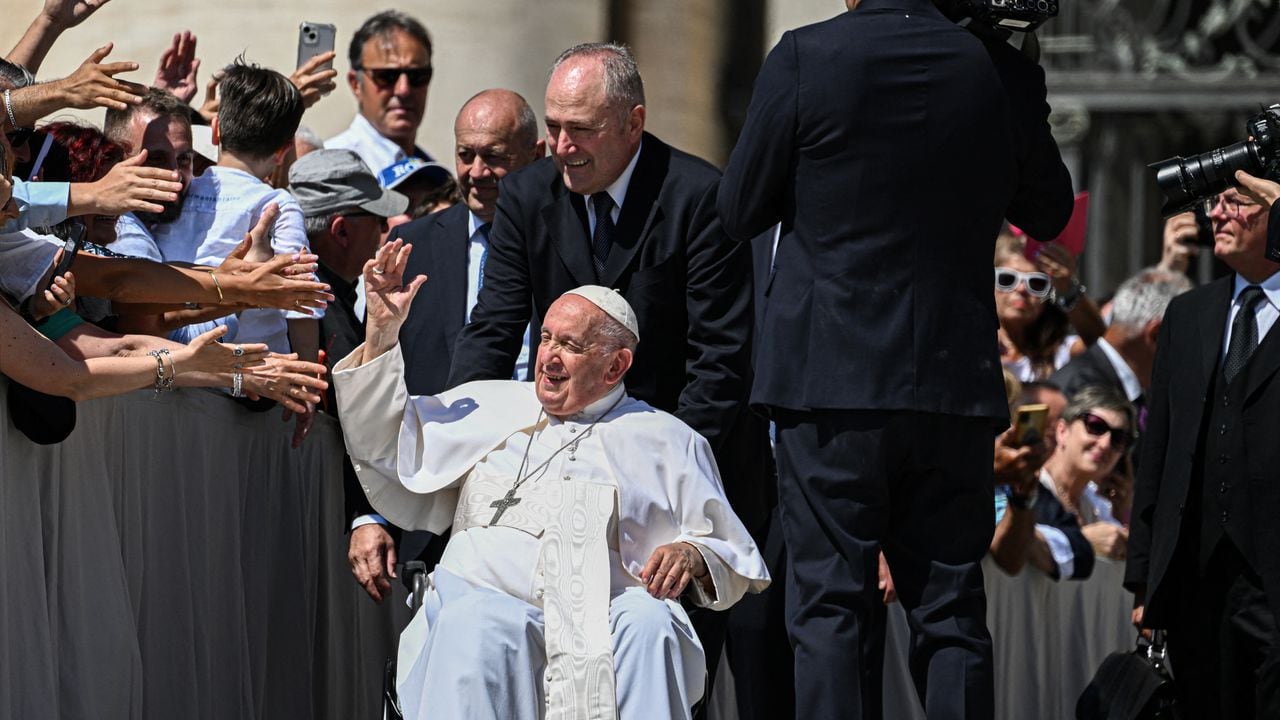El papa Francisco, de 86 años, pasó una buena noche en el hospital Gemelli de Roma tras su operación de una hernia abdominal, dijo este jueves el Vaticano. (Photo by Andreas SOLARO / AFP)