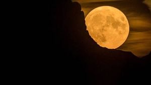 Superluna del Ciervo. (Photo by Fabrice COFFRINI / AFP) (Photo by FABRICE COFFRINI/AFP via Getty Images)