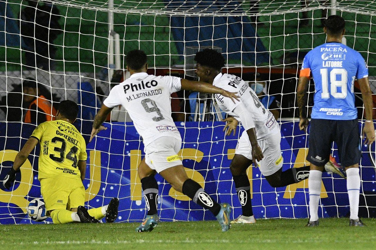 Santos' defender Eduardo Bauermann (2-R) scores his team's first goal during the Copa Sudamericana group stage first leg football match between Blooming and Santos, at the Ramon Aguilera Costas stadium in Santa Cruz, Bolivia on April 4, 2023. (Photo by AIZAR RALDES / AFP)