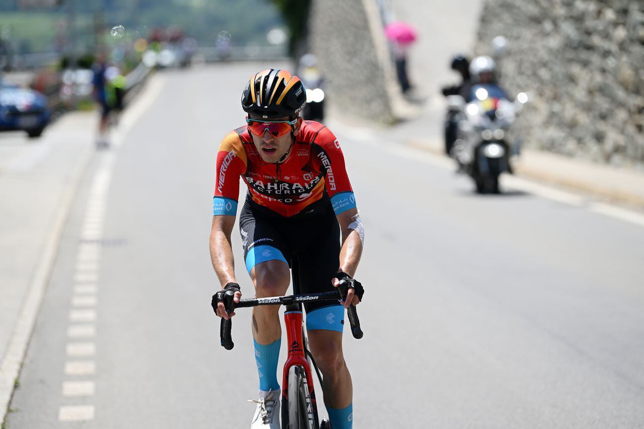 Gino Mader mientras disputaba la etapa 4 de la Vuelta a Suiza 2023.