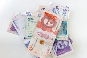 Pesos colombianos de diferentes valores vistos desde arriba