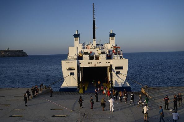 Ubicada en la ruta del Mediterráneo que va de África a Europa, Lampedusa acogió a 5.112 migrantes irregulares el martes, y el flujo continuó incluso por la noche con más de mil más, según la agencia de noticias estatal ANSA.  (Foto de Valeria Ferraro/Agencia Anadolu vía Getty Images)