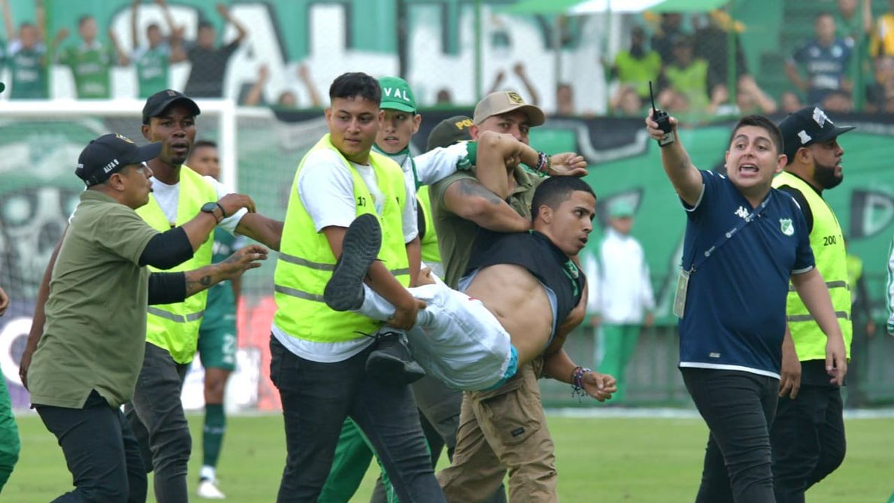 Hinchas invadieron la cancha de Palmaseca por el mal momento del Deportivo Cali.