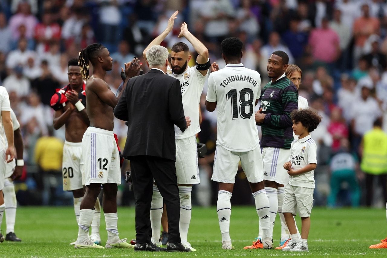 Real Madrid's French forward Karim Benzema (C) applauds as he talks with Real Madrid's Italian coach Carlo Ancelotti at the end of the Spanish league football match between Real Madrid CF and Athletic Club Bilbao at the Santiago Bernabeu stadium in Madrid on June 4, 2023. (Photo by Pierre-Philippe MARCOU / AFP)
