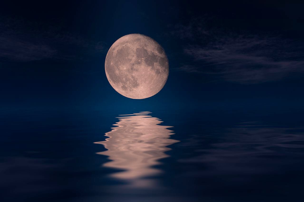El agua de luna sigue siendo un recordatorio atemporal de la búsqueda eterna de significado y bienestar.