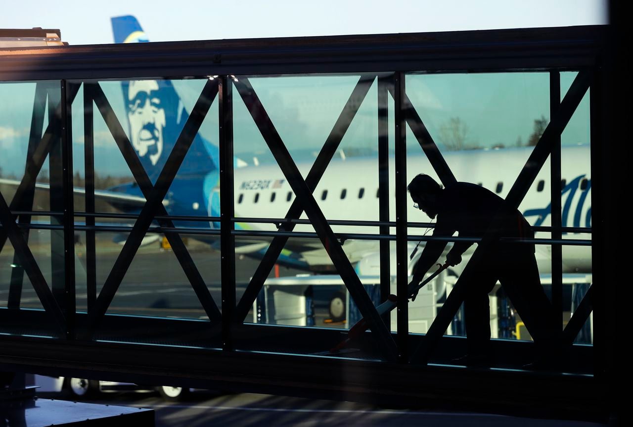 Un trabajador limpia un puente de reacción en Paine Field en Everett, Washington, antes de que los pasajeros aborden un vuelo de Alaska Airlines. (Imagen de referencia)