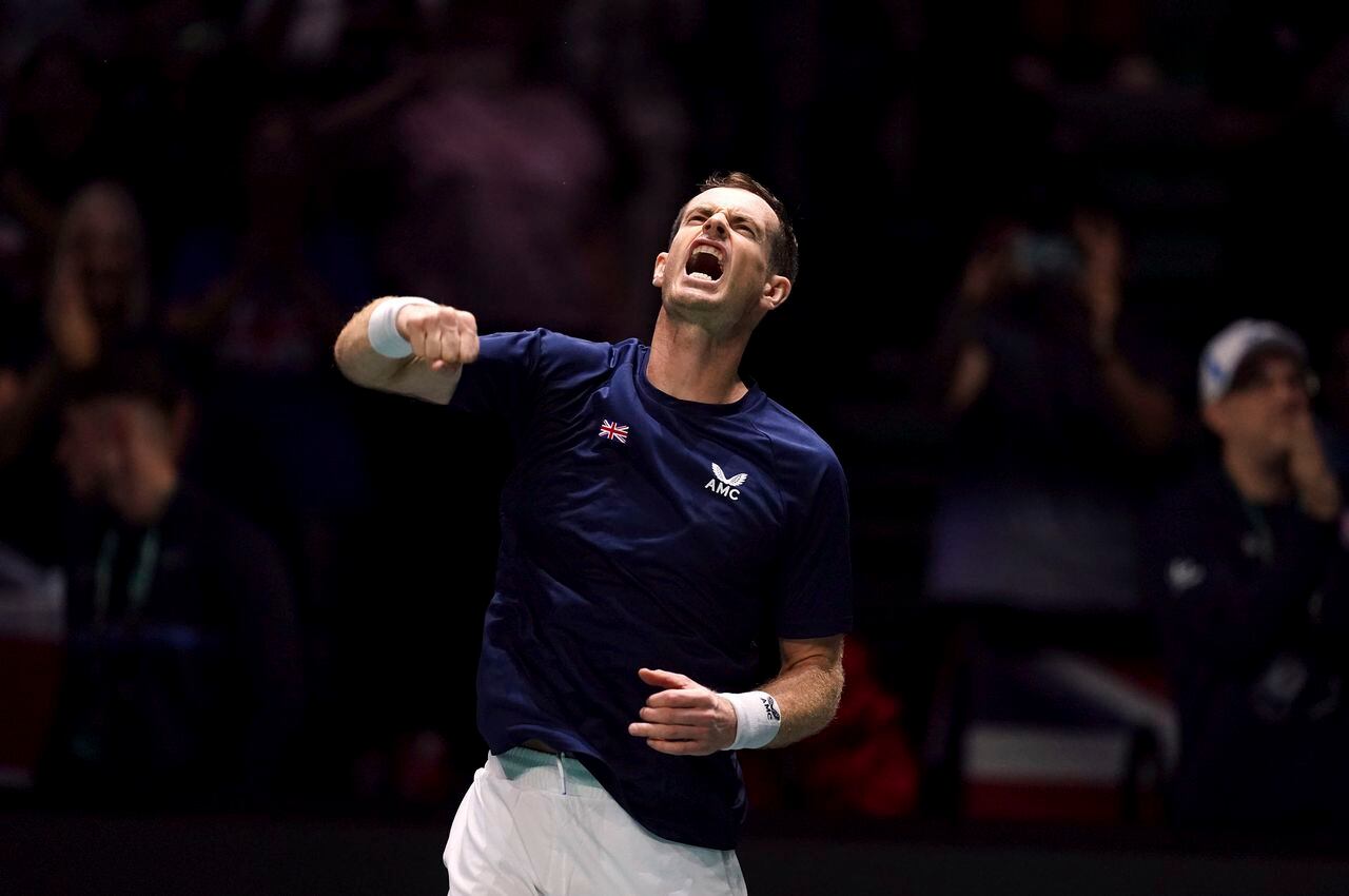 El británico Andy Murray celebra vencer al suizo Leandro Riedi durante el partido de la fase de grupos de la Copa Davis en el AO Arena, en Manchester, Inglaterra, el viernes 15 de septiembre de 2023. (Martin Rickett/PA vía AP)