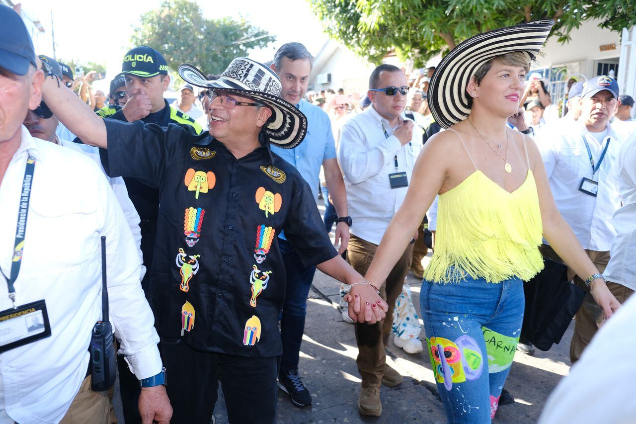 Acompañado de la primera dama, Verónica Alcocer, el presidente Gustavo Petro se hizo presente este sábado en el Carnaval del Suroccidente, un desfile que se goza toda la comunidad de este sector de Barranquilla.