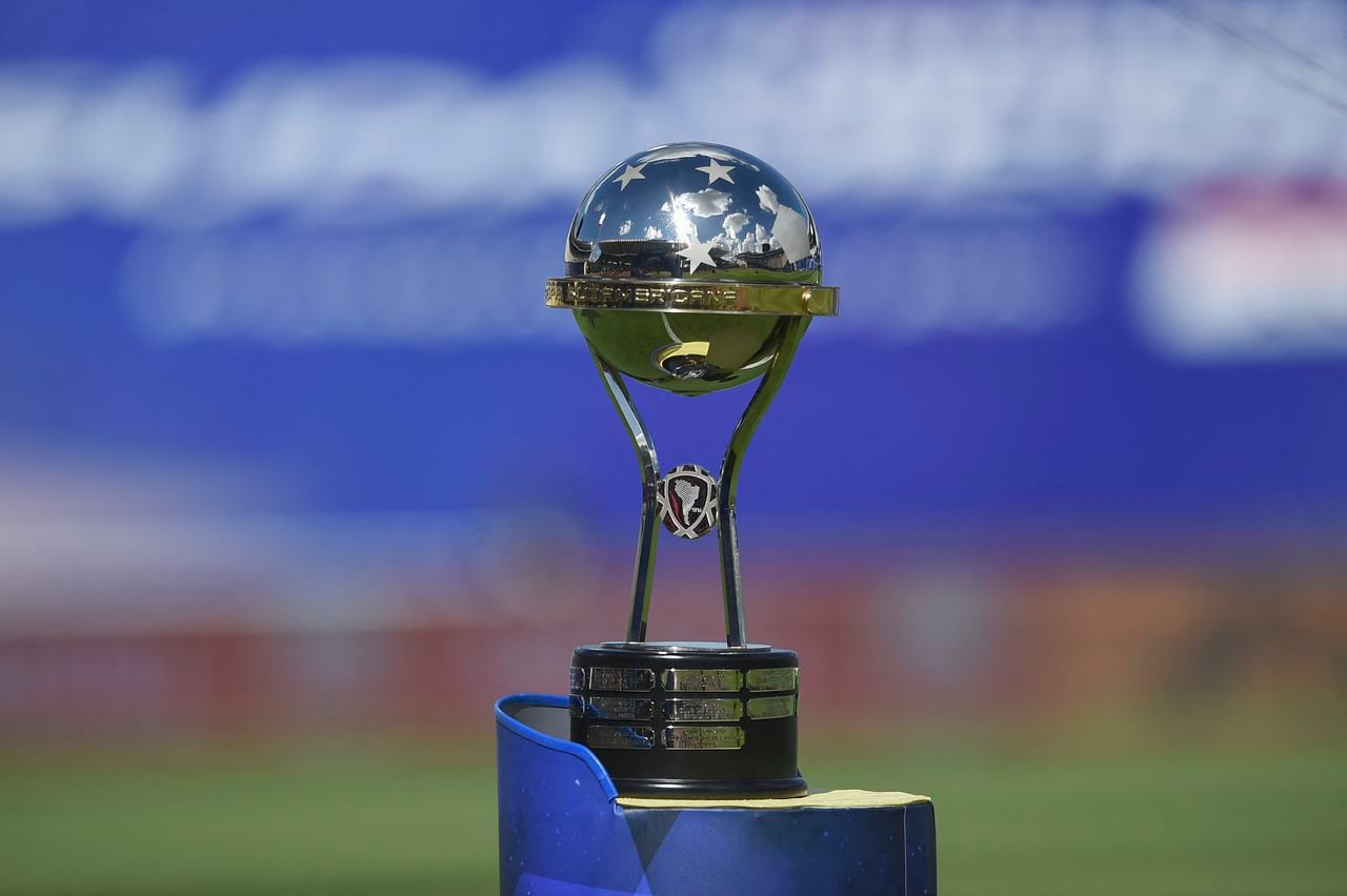 Este es el trofeo que se lleva en campeón de la Copa Sudamericana.