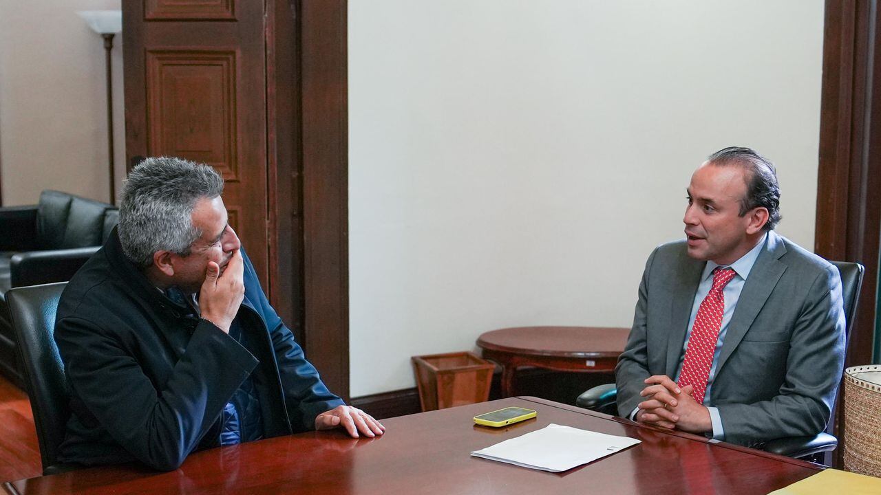 El alcalde de Cali, Alejandro Eder, se reunión con el ministro del Interior de Colombia, Luis Fernando Velasco.