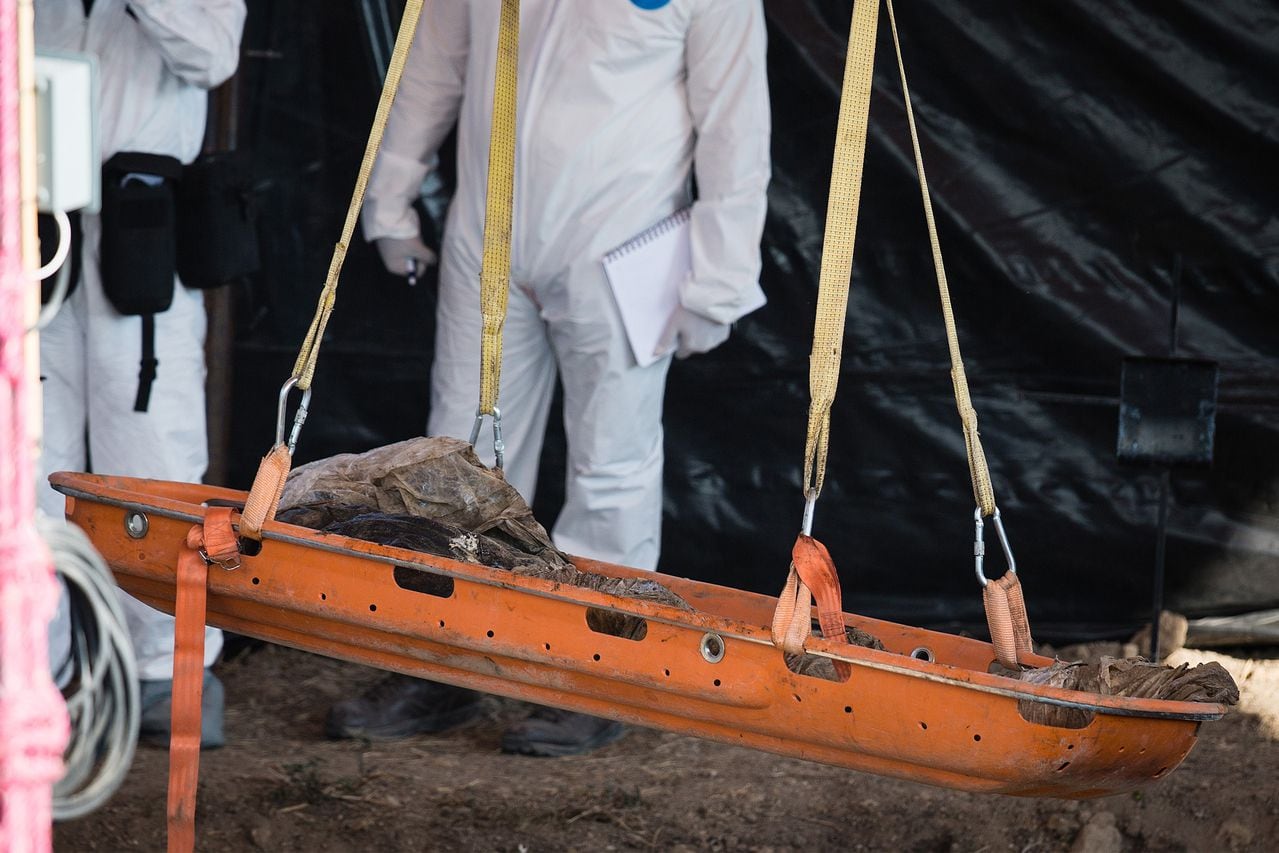 Expertos forenses trabajan en las fosas donde se encontraron 116 cuerpos enterrados en Tetelcingo