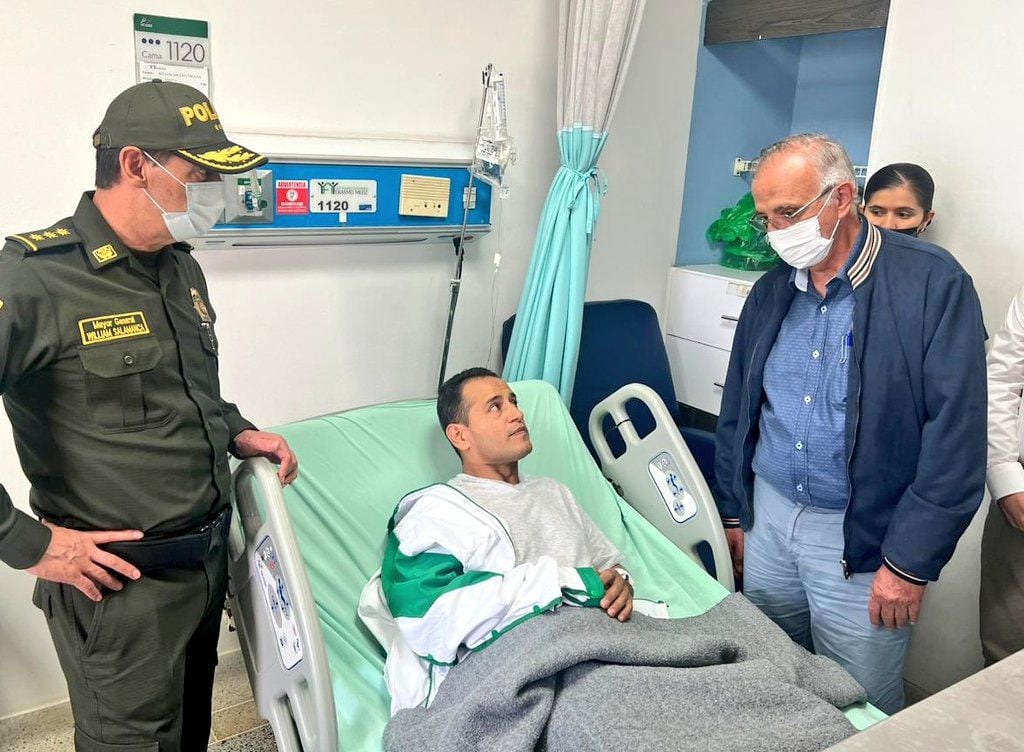 El ministro Iván Velásquez, en compañía dela cúpula militar, visitó a los uniformados heridos tras el reciente atentado en Tibú, Norte de Santander.