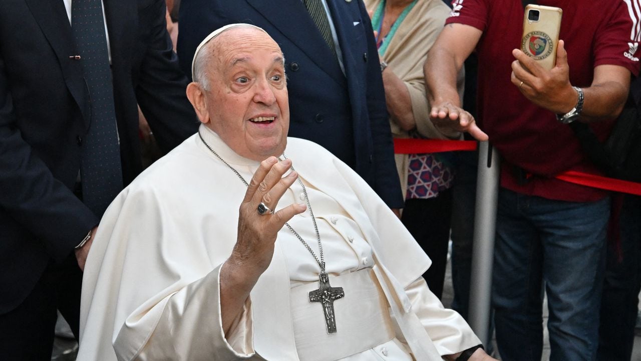 El Papa Francisco saluda después de ser dado de alta del hospital Gemelli en Roma, donde se sometió a una cirugía abdominal la semana pasada.
