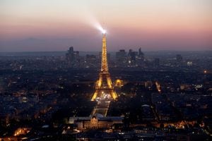 Momento mágico en la Torre Eiffel.