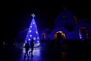 Un árbol de Navidad se ve delante de una catedral ortodoxa durante un servicio en la víspera de Navidad, en medio del ataque de Rusia contra Ucrania continúa, en Kiev, Ucrania 24 de diciembre 2022.  REUTERS/Valentyn Ogirenko