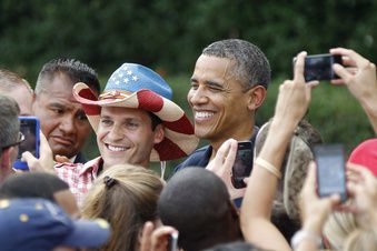 El presidente Barack Obama posa para una fotografía durante una visita con miembros de las fuerzas armadas en la Casa Blanca, el 4 de julio de 2012, en la Casa Blanca, Washington.