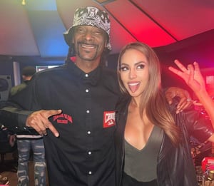 La artista colombiana Esther Anaya y el cantante estadounidense de rap, Snoop Dogg.