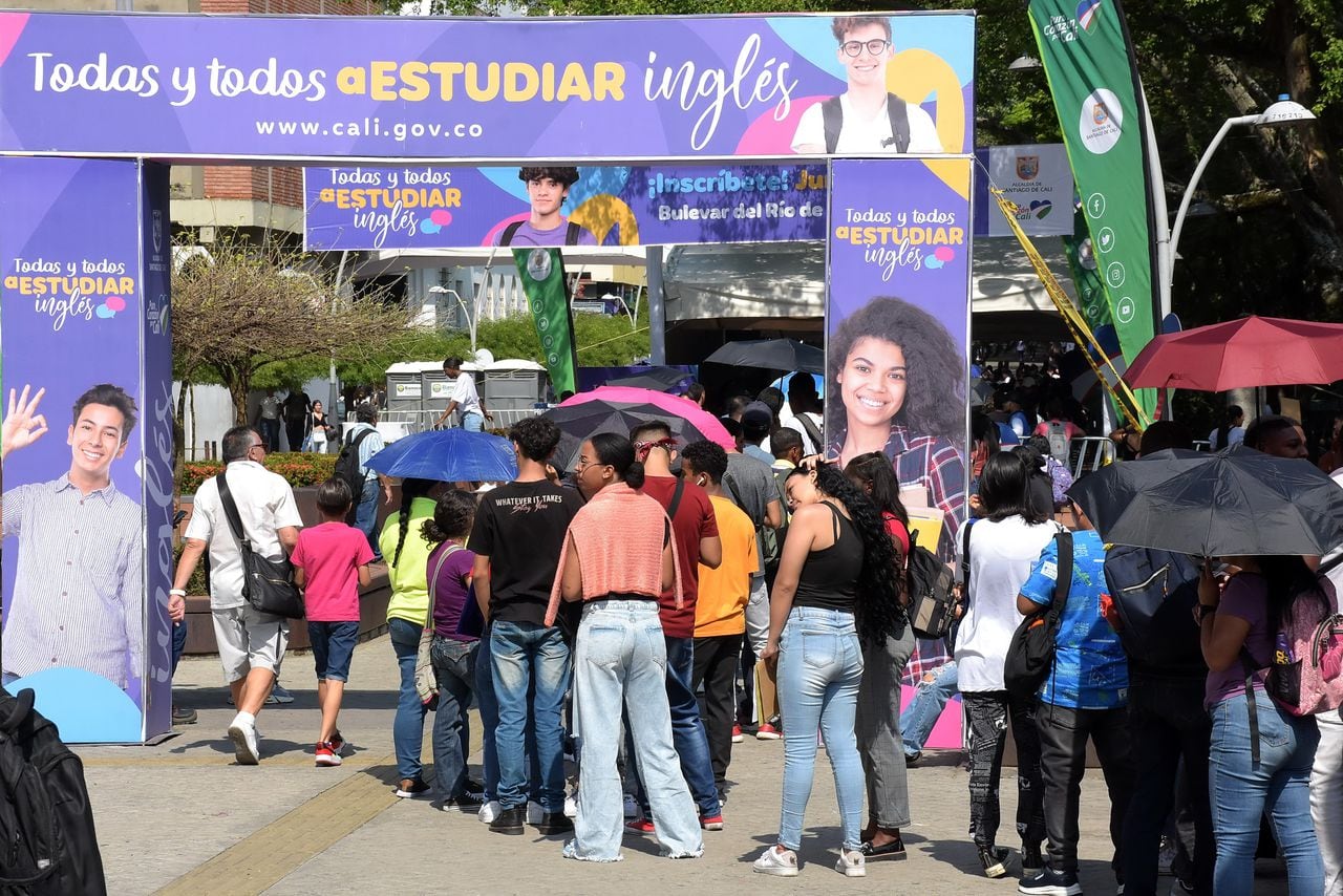 En el Boulevar del Río largas filas para lograr una beca para el programa Todos y Todas a Estudiar Inglés, Jornada que promueve la Alcaldía de Cali para la juventud Caleña y que va hasta el 30 de Junio.