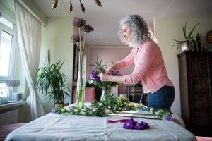 Muchas mujeres comprar flores o plantas para decorar el hogar donde viven.