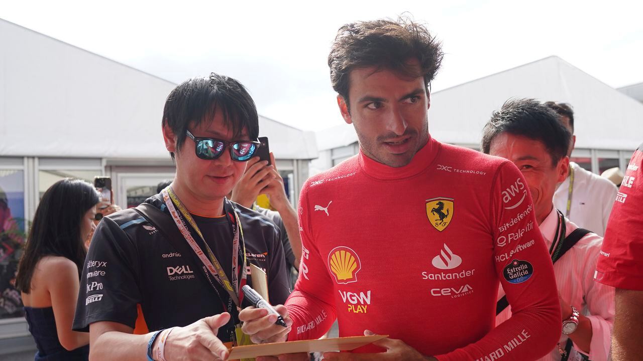 El piloto de Ferrari Carlos Sainz de España firma autógrafos antes de la segunda práctica antes del Gran Premio de Fórmula Uno de Japón en el circuito de Suzuka, Suzuka, Japón central, el viernes 22 de septiembre de 2023. (Foto AP/Toru Hanai)