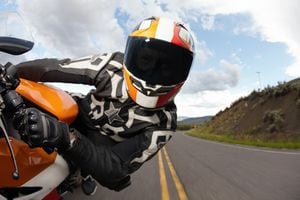 Se describen cinco errores que suelen ocurrir al limpiar el casco de una moto.