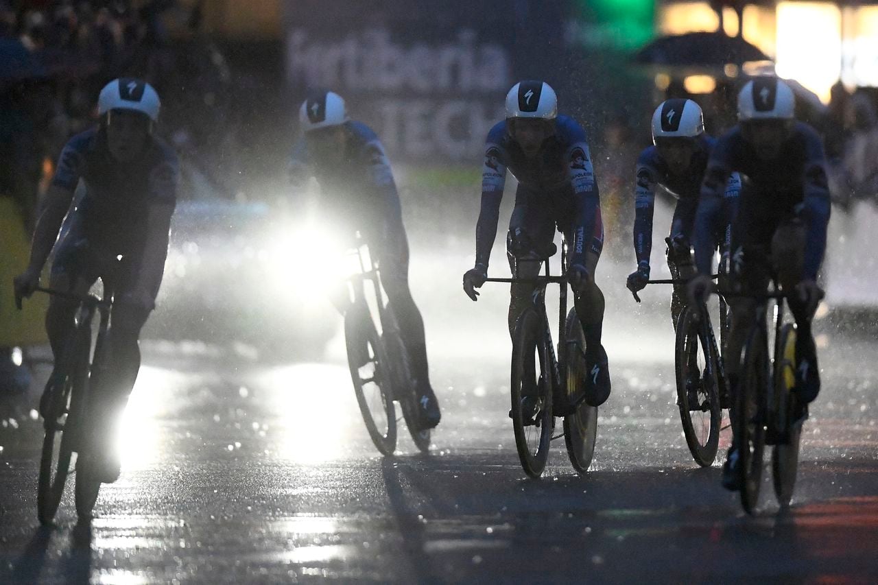 El Quick-Step en medio de la lluvia y la oscuridad de la primera etapa de la Vuelta a España 2023