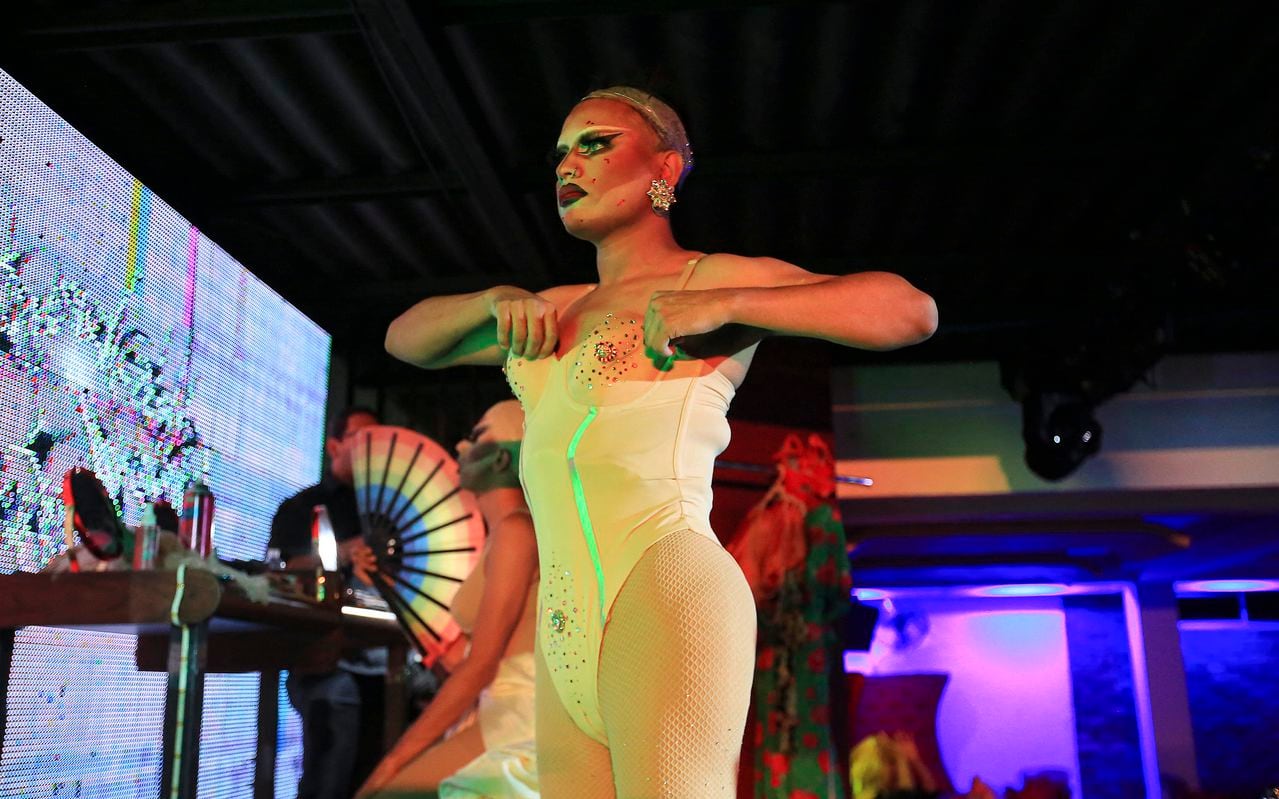 Peppe Pig, una drag queen que representa a Guatemala, se prepara entre bastidores antes de actuar en el concurso Mix Imperial Central American Tropical Drag Royale 2023.