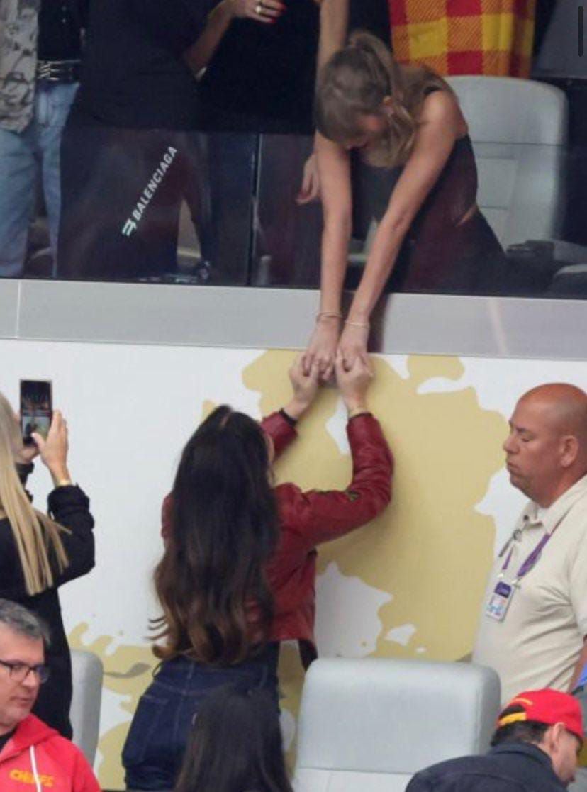 Taylor Swift se encontró con Lana del Rey en el Super Bowl.