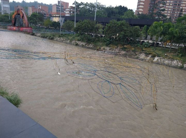 La fuerte corriente del río Medellín se llevó parte de los alumbrados.