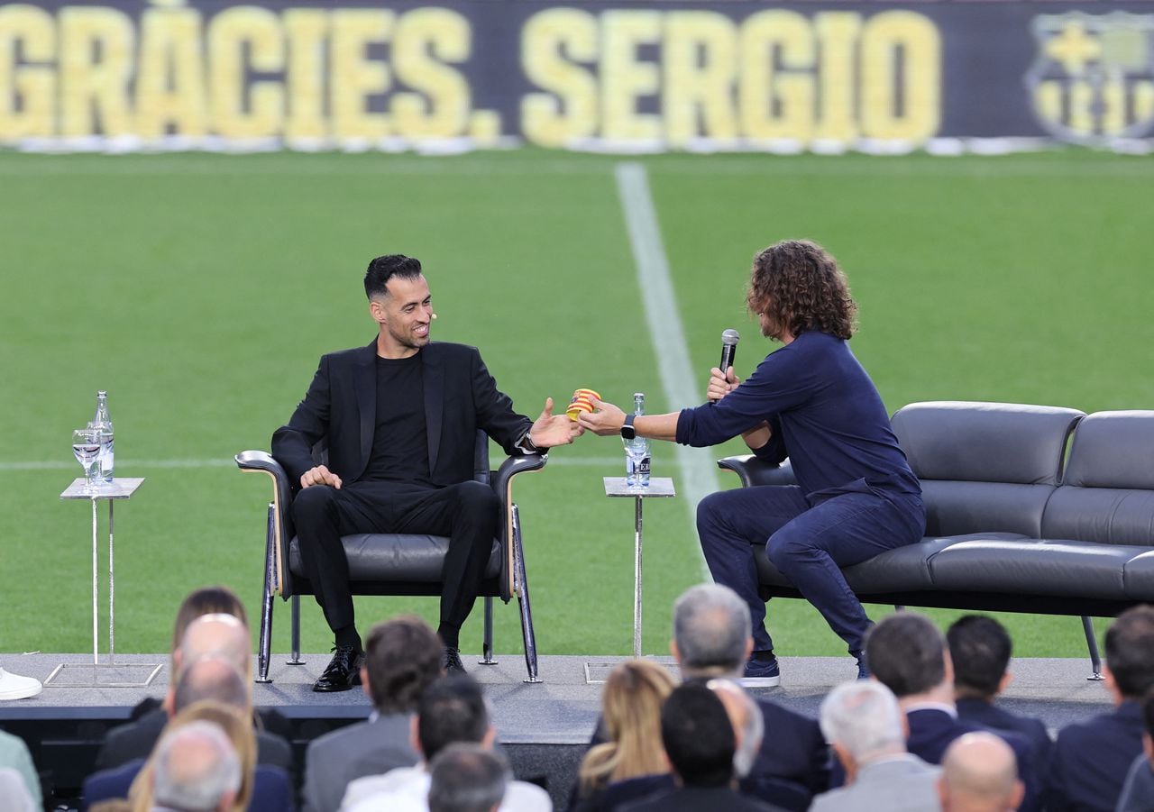 Carles Puyol y Sergio Busquets, leyendas del Barcelona y la selección España.