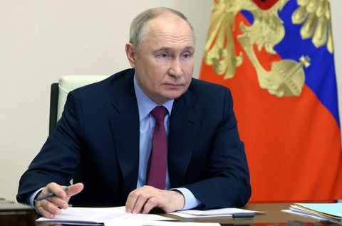 El presidente ruso, Vladimir Putin, participa en una ceremonia de lanzamiento de la construcción de objetos de infraestructura a través de un enlace de vídeo desde una residencia en las afueras de Moscú, Rusia, el 14 de marzo de 2024.