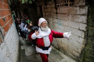 Un hombre disfrazado de Papá Noel participa en una distribución de juguetes navideños organizada por un grupo de periodistas venezolanos, en Caracas, Venezuela. Foto REUTERS / Leonardo Fernandez Viloria