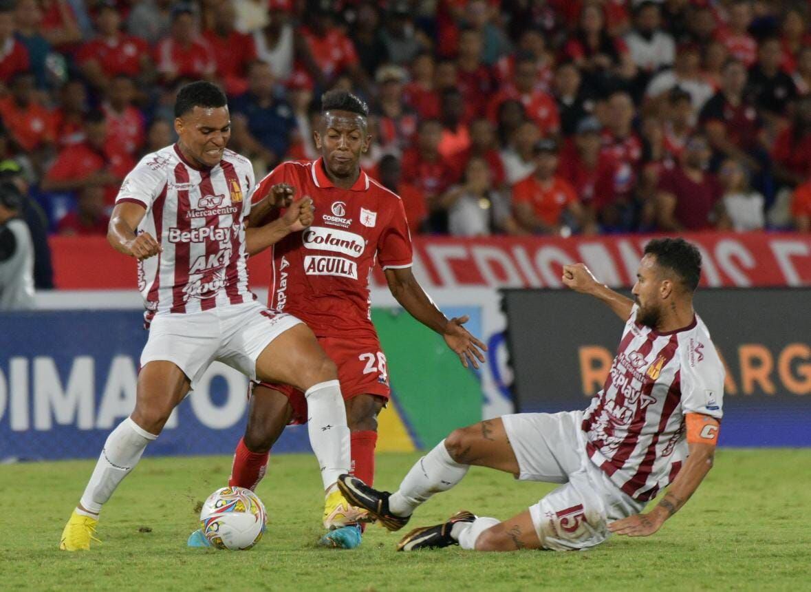 Acción de juego durante un partido entre el América y el Tolima en la Liga colombiana 2023.