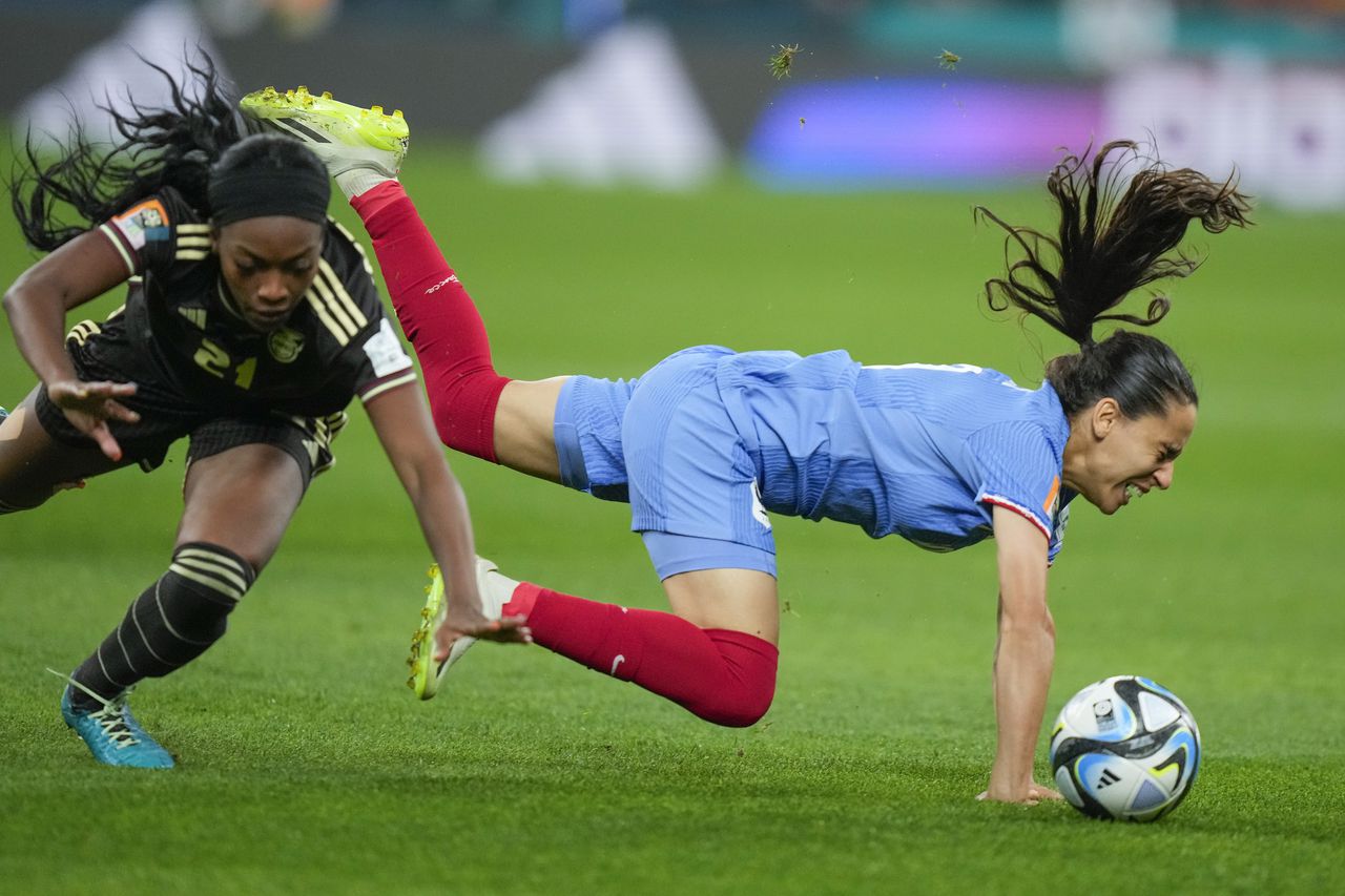 Una jugadora de Francia y otra de Jamaica, disputan un balón en la primera fecha del Mundial femenino.