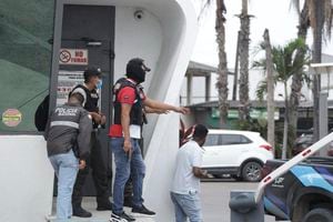 La policía en respuesta a un ataque al canal TC Televisión, un canal público con sede en Guayaquil, Ecuador, el martes 9 de enero de 2024. Un grupo de encapuchados armados irrumpió en la emisión en directo con armas y explosivos. (AP Foto/César Muñoz)