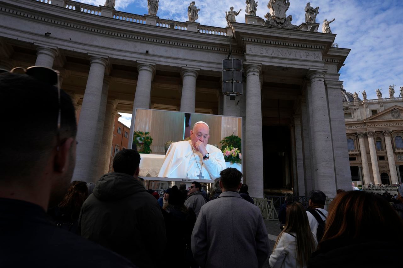 Francisco, que en los últimos años sufrió varios problemas de salud y en junio fue sometido a una operación en el abdomen, canceló sus audiencias el sábado debido a lo que el Vaticano calificó como un "ligero estado gripal".