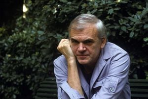 El escritor checo retratado en París, septiembre 17, 1982.