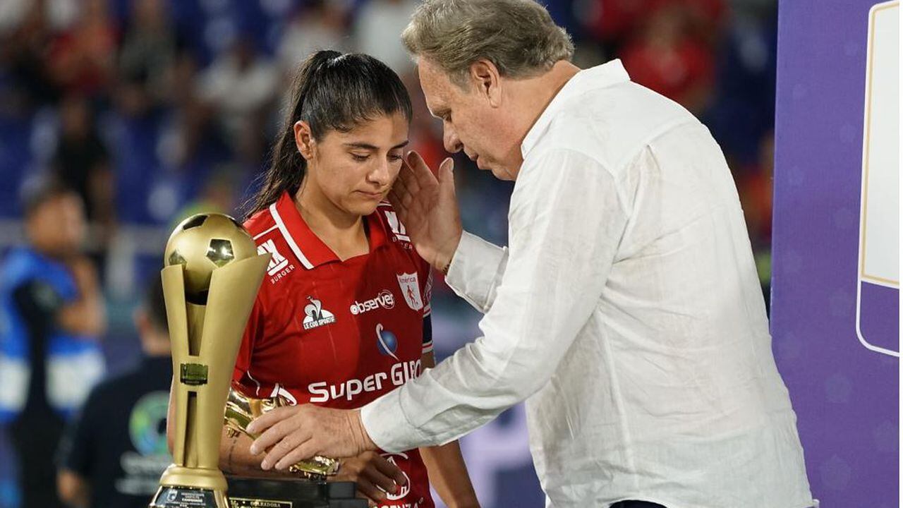 Catalina Usme recibió el premio a goleadora de la Liga Femenina.