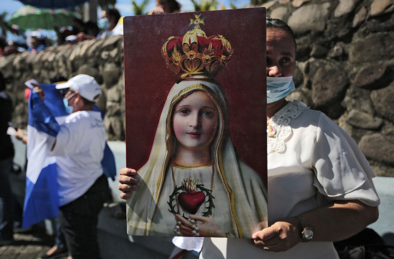 Los niños  Lucía, Francisco y Jacinta presenciaron la aparición de la Virgen en Fátima, Portugal.