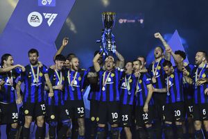 Jugadores del Inter de Milán celebran con el trofeo tras ganar la Super Copa de Italia al vencer en la final al Napoli en el Estadio Al Awwal Park en Riad, Arabia Saudí el lunes 22 de enero del 2024. (AP Foto)