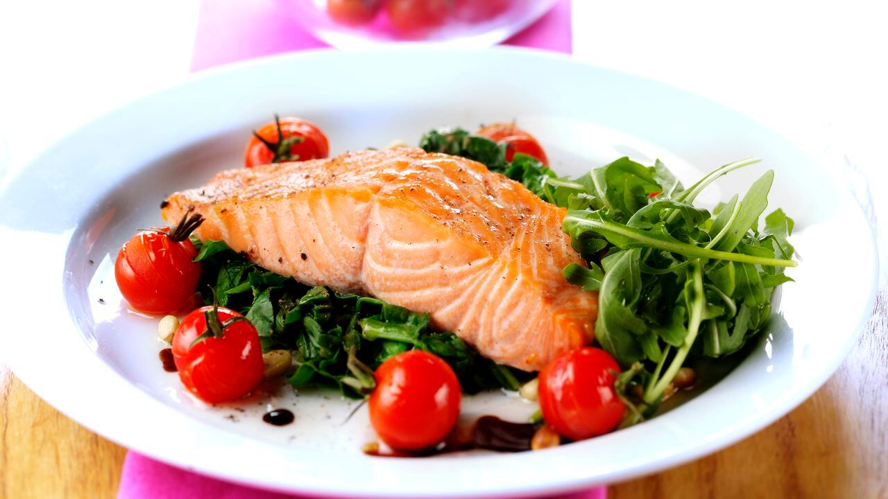 Salmon steak with spinach and tomatoes