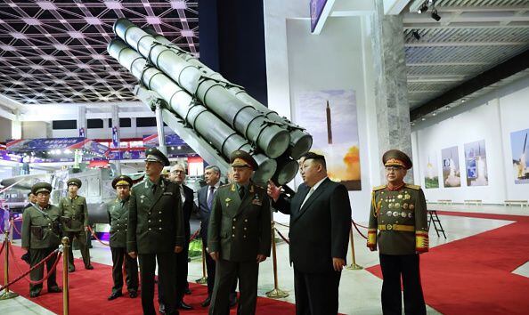 Kim Jong-un muestra todo su arsenal armamentístico.