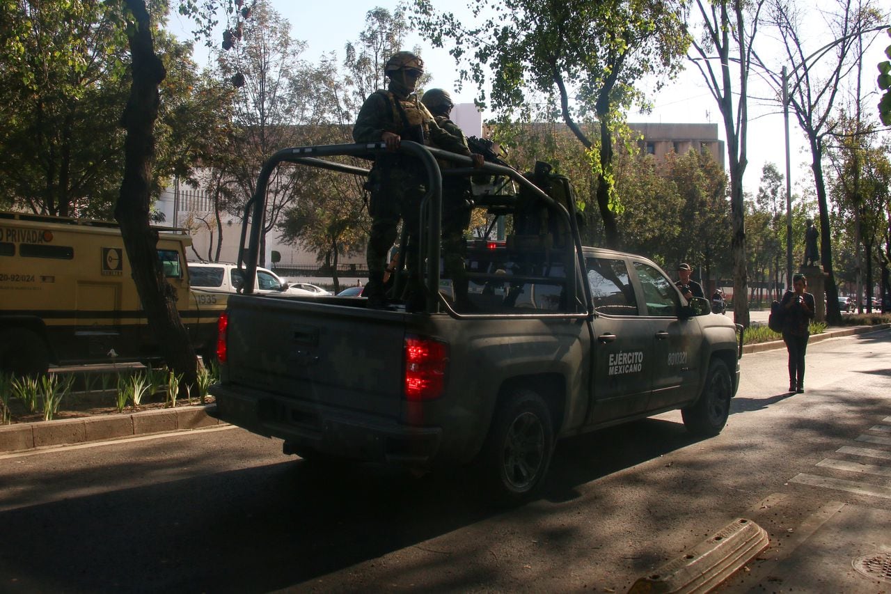 Las fuerzas federales toman medidas de seguridad alrededor de la Fiscalía Especial durante la salida de un convoy que transportaba a Ovidio Guzmán, hijo del renombrado narcotraficante Joaquín 'El Chapo' Guzmán