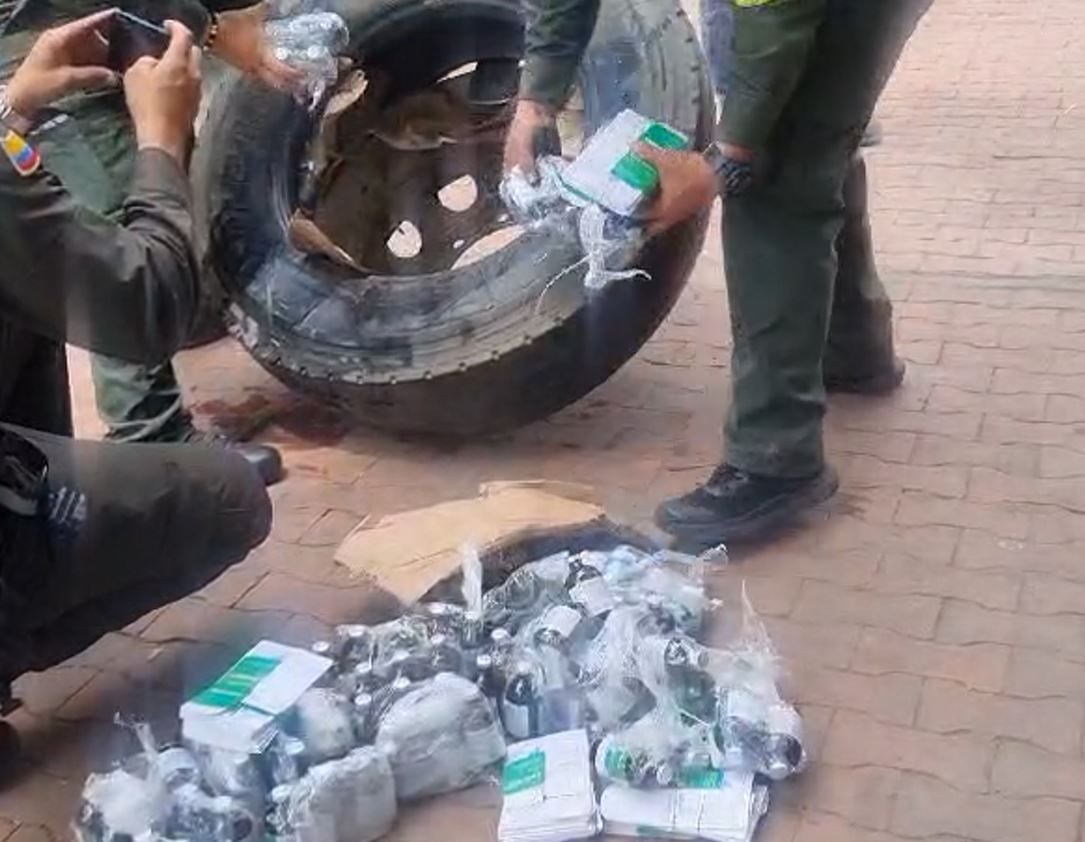 322 frascos de Ketamina fueron incautados por la Policía Nacional, la cual iba camuflada en llantas.