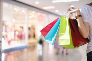 Primer plano de una mujer sosteniendo compras coloridas de bolsas de compras en un centro comercial con espacio de copia - Concepto de compras